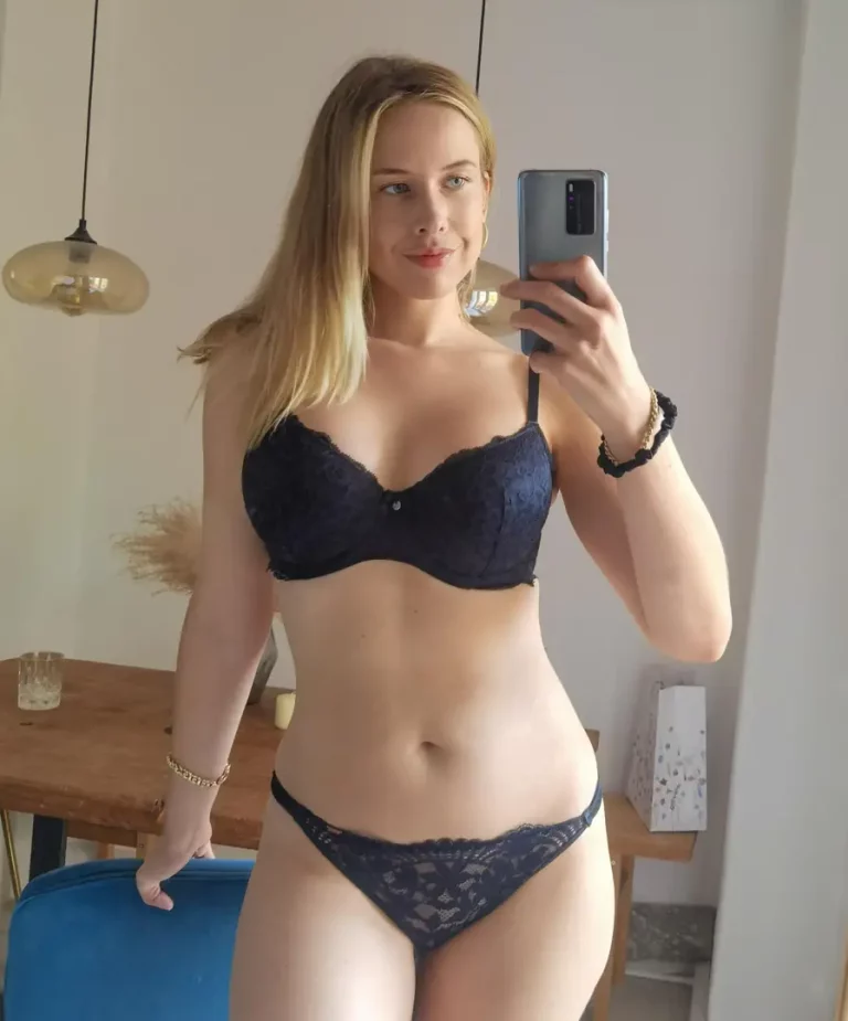 Black Lingerie Goddess: Curves That Drive You Wild π
π¦
