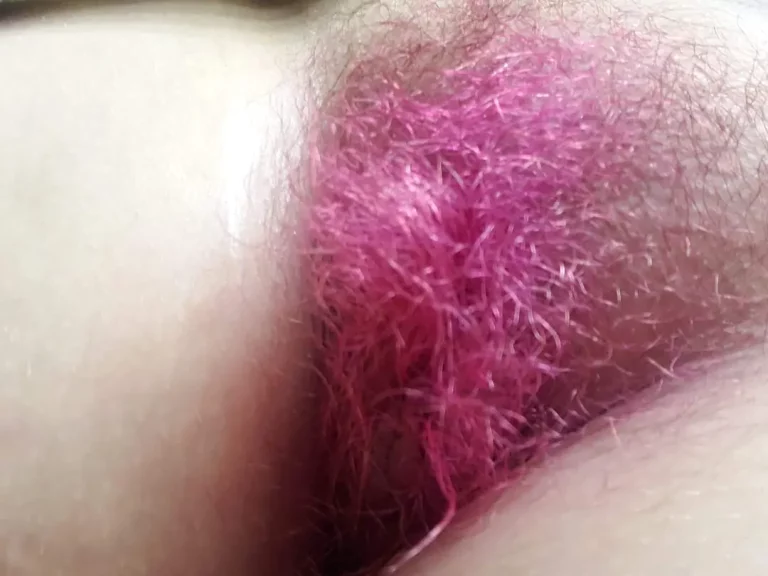 Blonde Bombshell's Bold Blue Hues & Bald Lips: Wanna Taste?