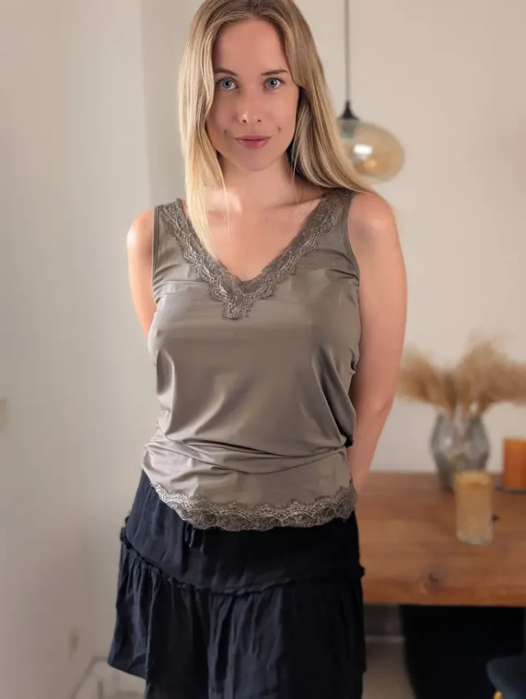 Braless & Back: My Gorgeous Look Is a Total Turn-On