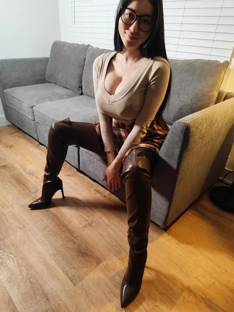 Brown Leather Boots & A Gorgeous Booty: You're Welcome 😉