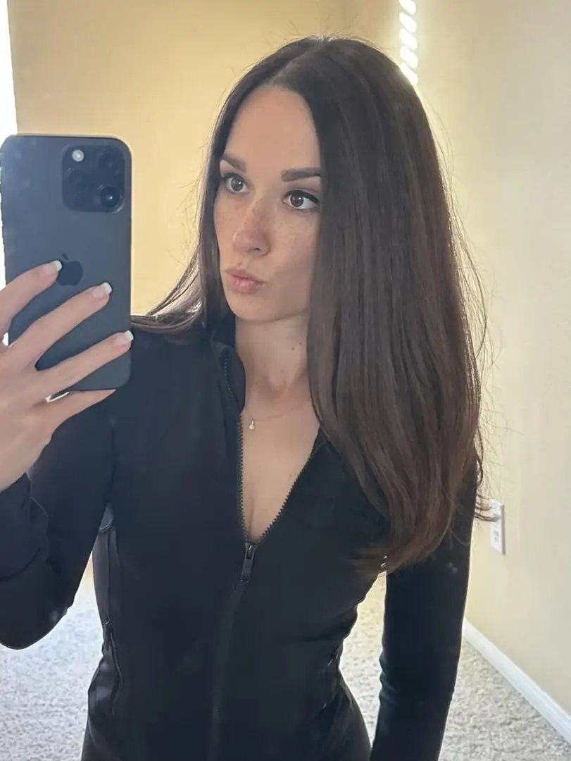 Brunette Bombshell: Making the World Go ‘Round 🔥🥵