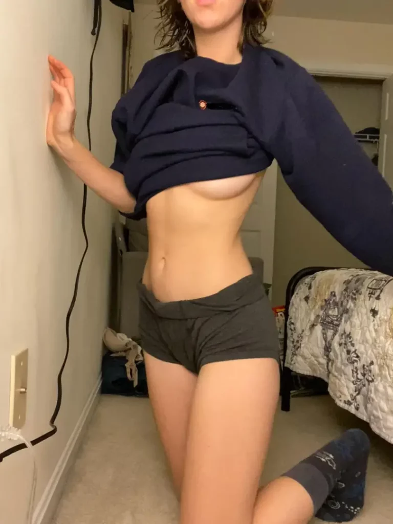 Cozy & Kissable: Eyes That Seduce & a Tummy Worth Tasting
