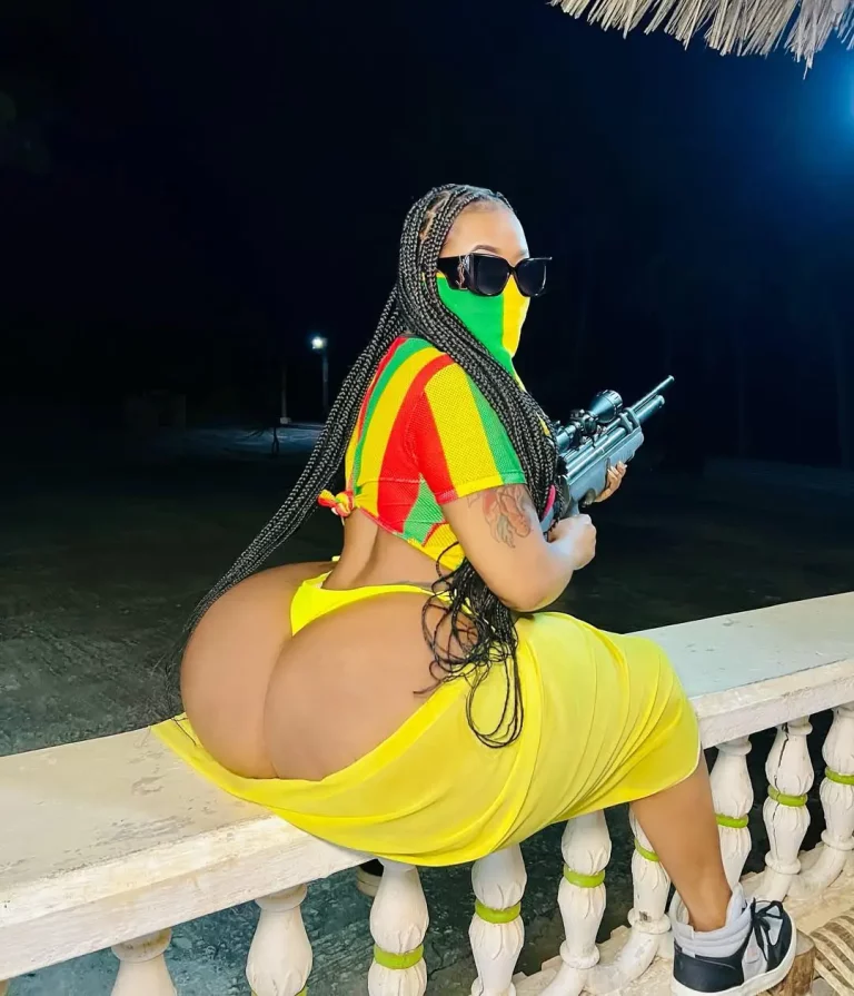 Ebony Bolt Perfection: Huge Tits & Biggo Feet, You Know I Got It!