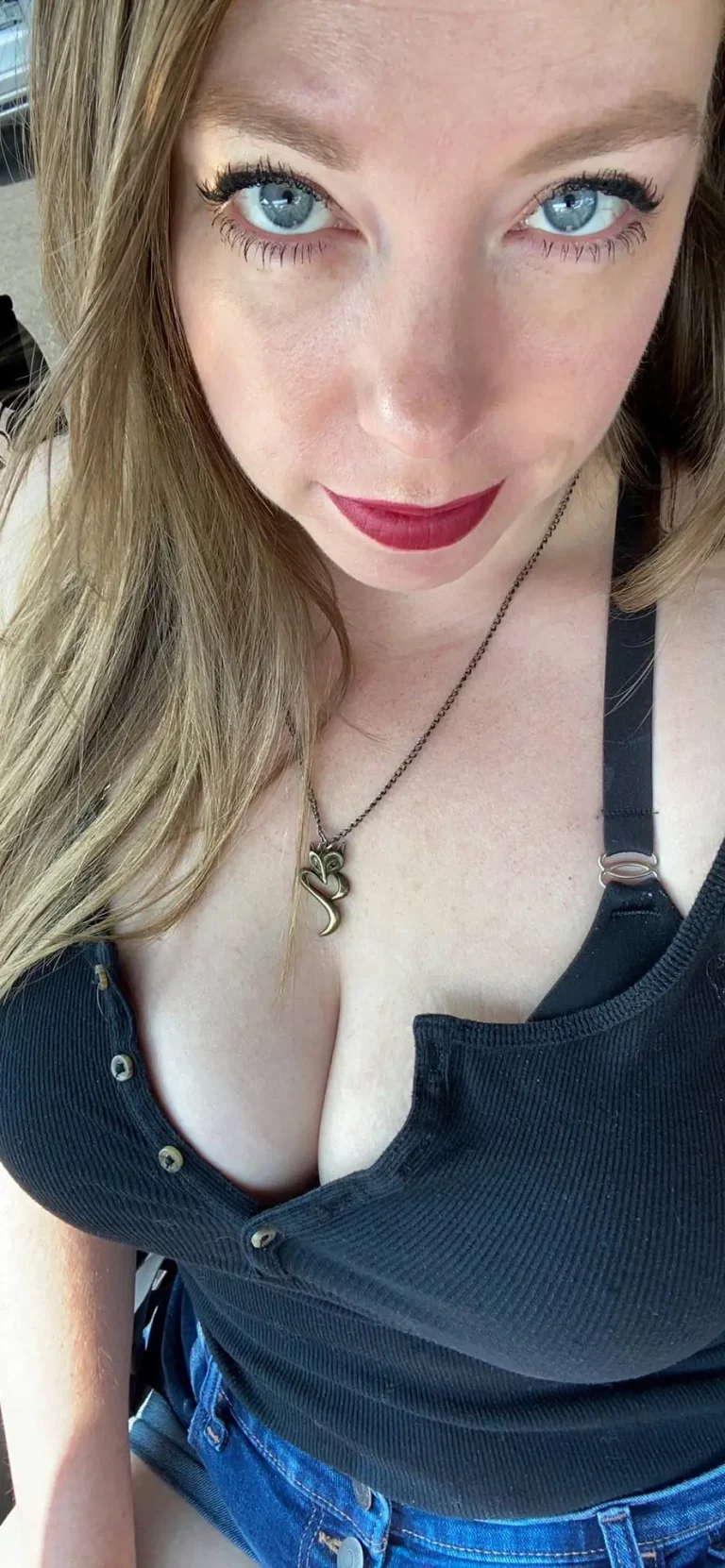 Eyes, Lips, Cleavage: Caught You Looking?