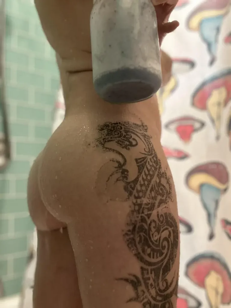 Fading Ink, Perfect Booty, and a Delicious Smoothie? Weekend Vibes!