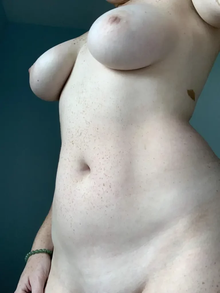 Freckled Tummy & Glasses: Wanna See More? 😉