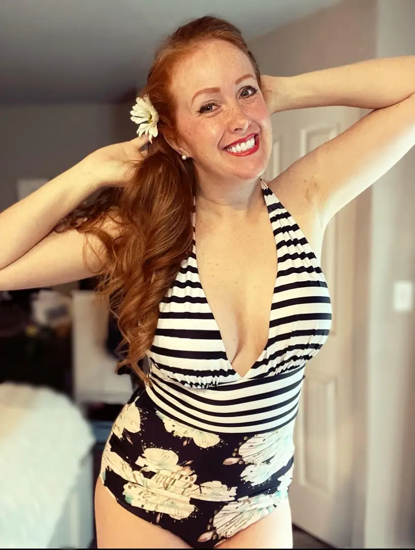 Ginger Babe: Pinup Worthy & Ready for a Taste
