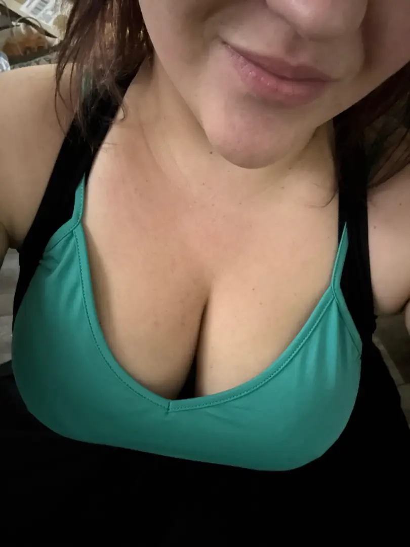 Glistening beauty with suckable lips and naughty curves dying for your touch