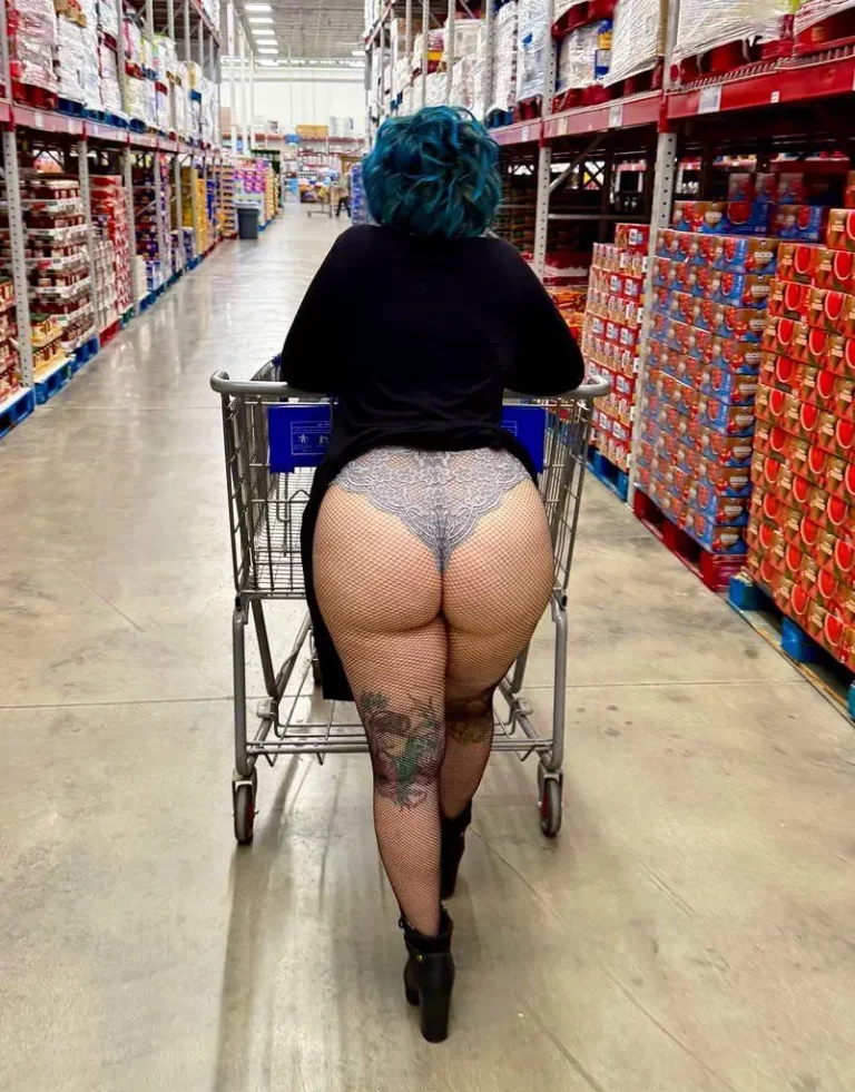 Goddess in Bulk: My Exhibitionist Ass Awaits You in the Aisle