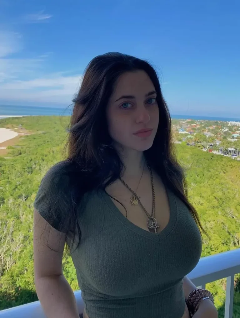 Her Eyes Say Stop, Her Boobs Say Stare: The Kat Dennings x Billie Eilish Vibe You Need