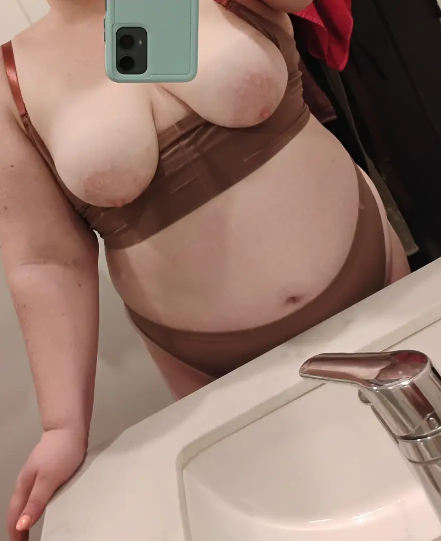 I am so bored and horny, who wants to see my stunning body and fix this throbbing feeling?