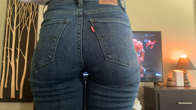 Jeans, Thigh Gap, and a Perfect Ass – Come See What I'm Hiding