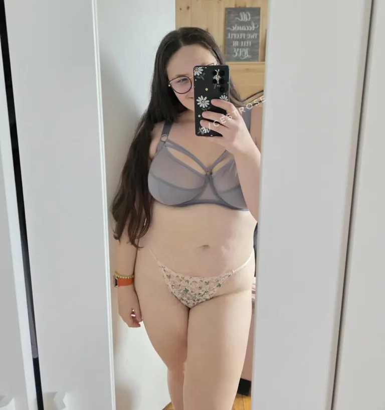 Lace & Curves: You Can't Resist! 😈