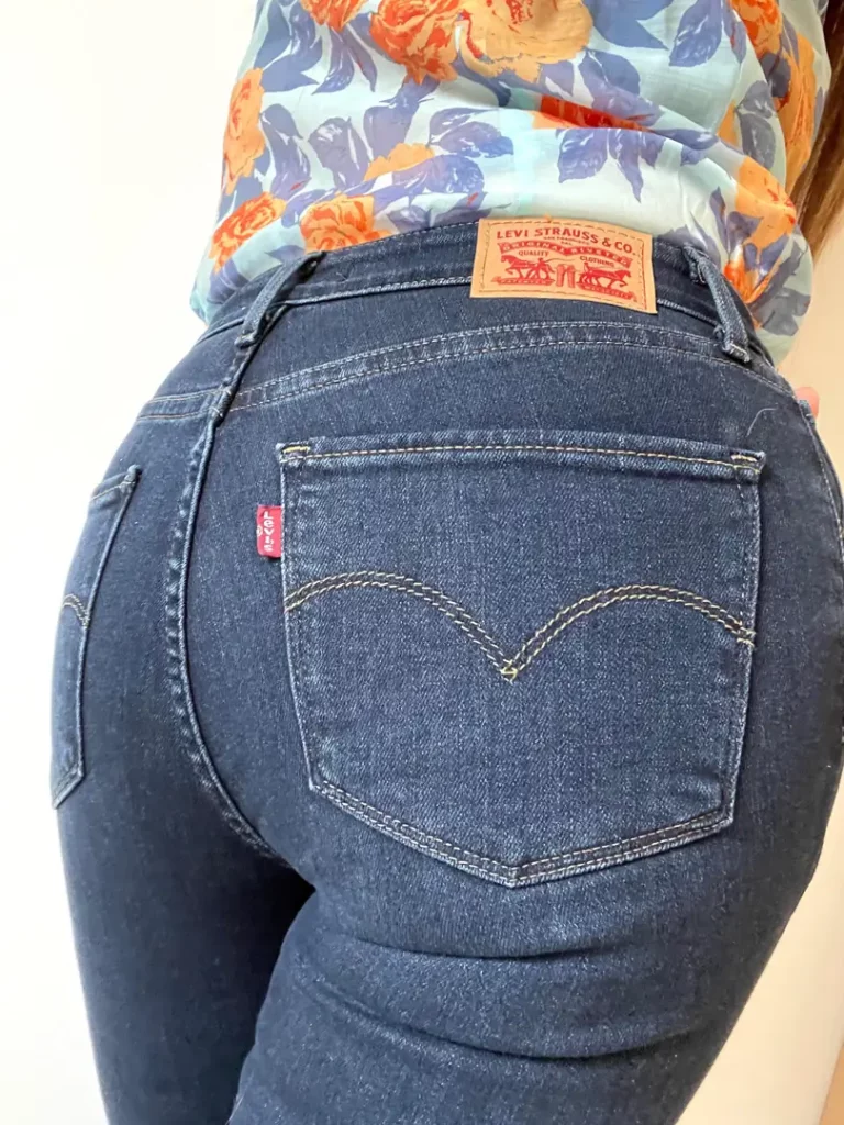 Levi's Cutoffs & That Ass: You Gotta See This! 🍑🔥