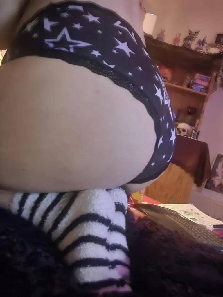 Making You See Stars: My Sexy Burgundy Ass & Bow