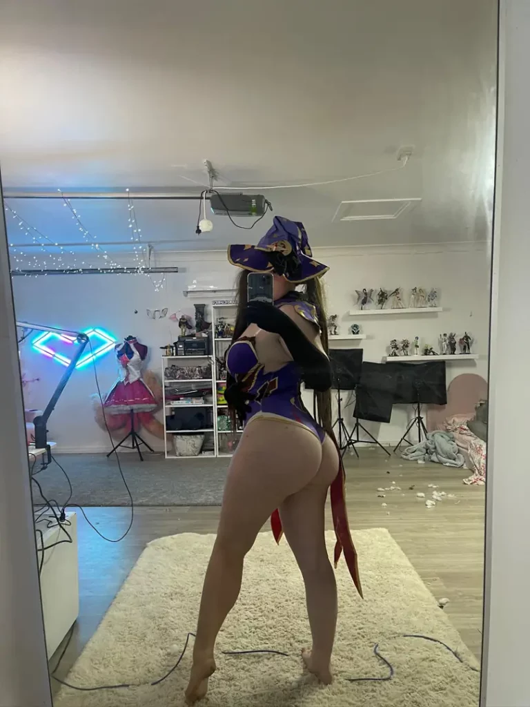 Mona's Massive Ass & That HOT Garage! Who Wants a Bite?