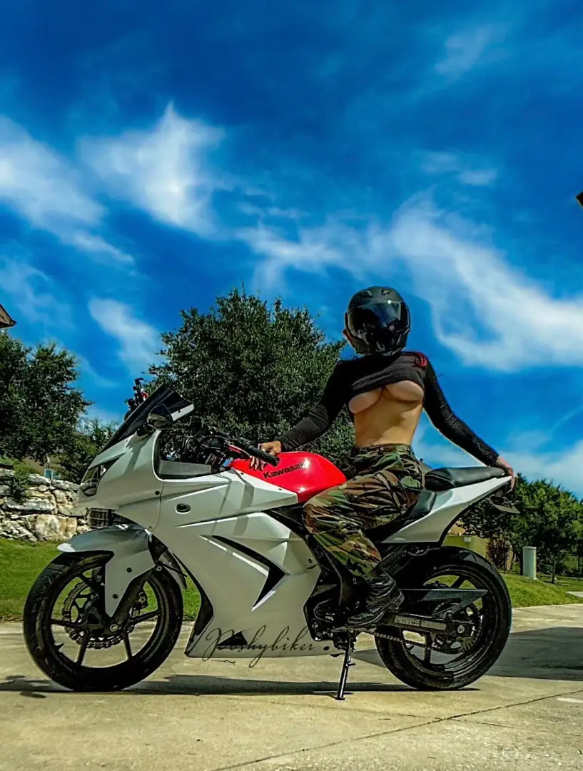 My Amazing Body, Polished Boots & No Bra Ride