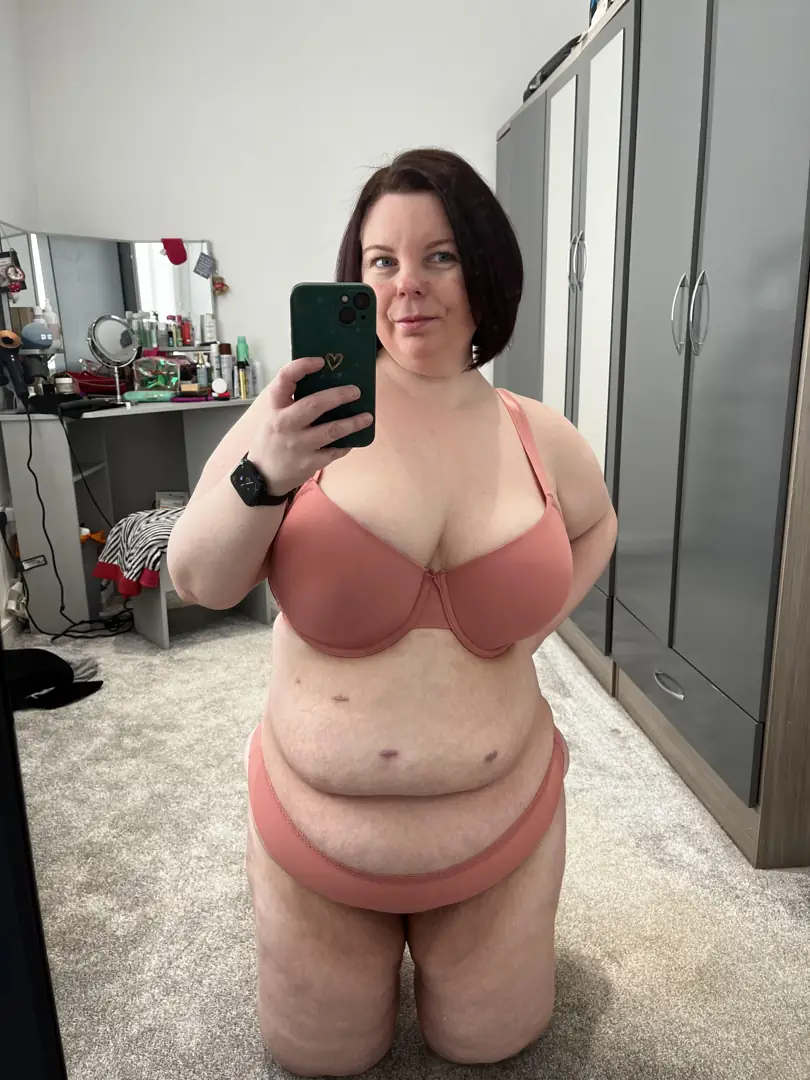 On my knees in coral pink to make you weak for a perfect hump day