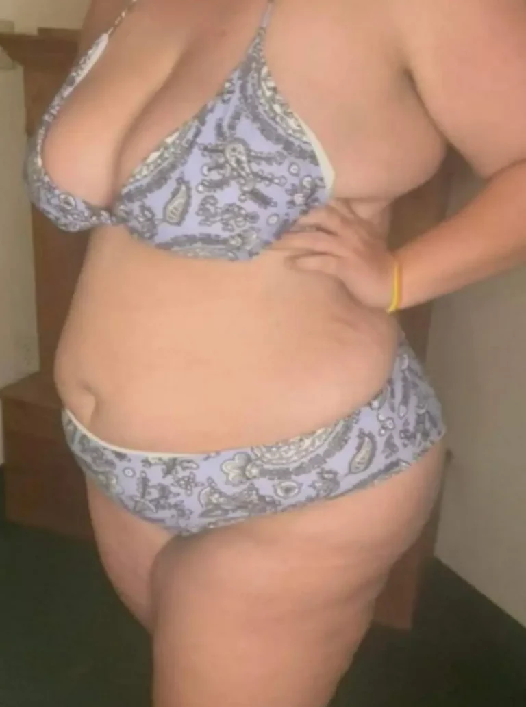 Poolside Perfection: That Thicc Body & Juicy Peach Got Me Hard!