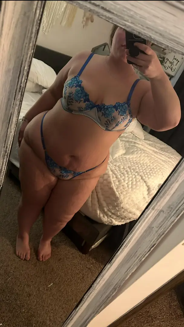Sexy AF set with luscious lips and colors that scream trouble