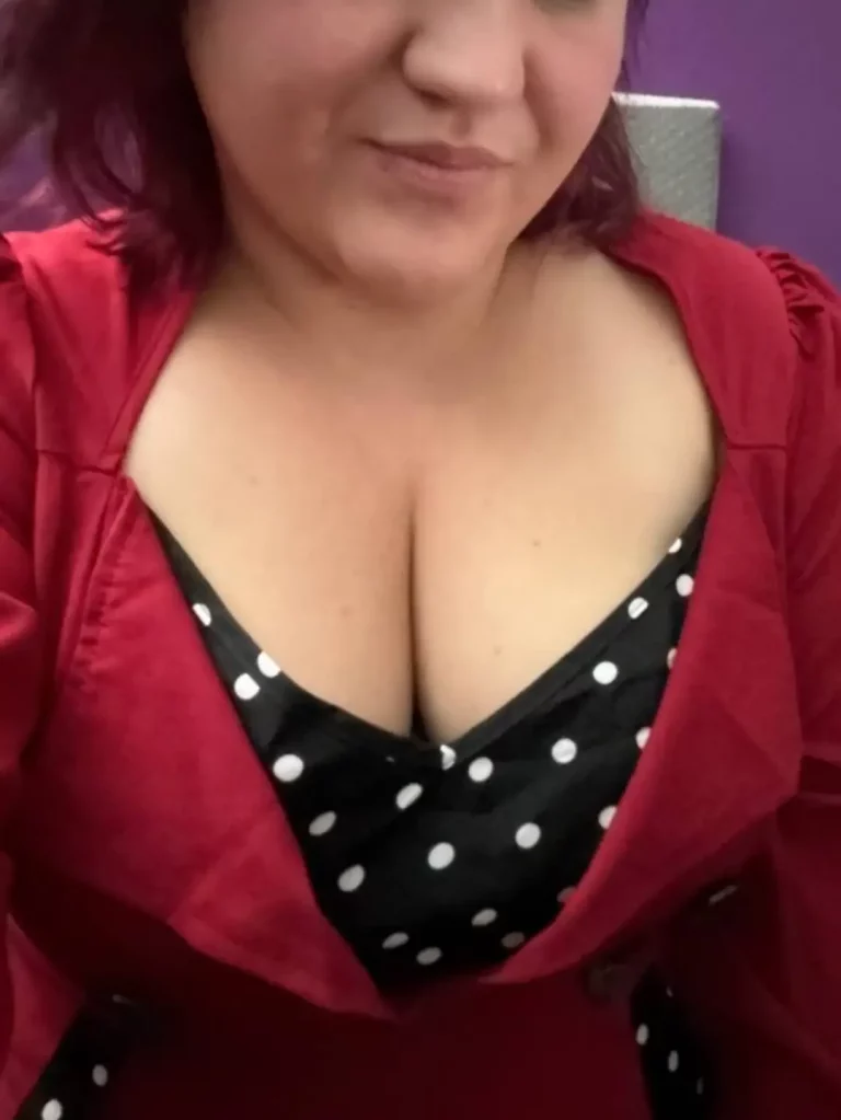 Silly Housewife Ready to Play: Those Lips, Those Tits, Let's Get Dirty