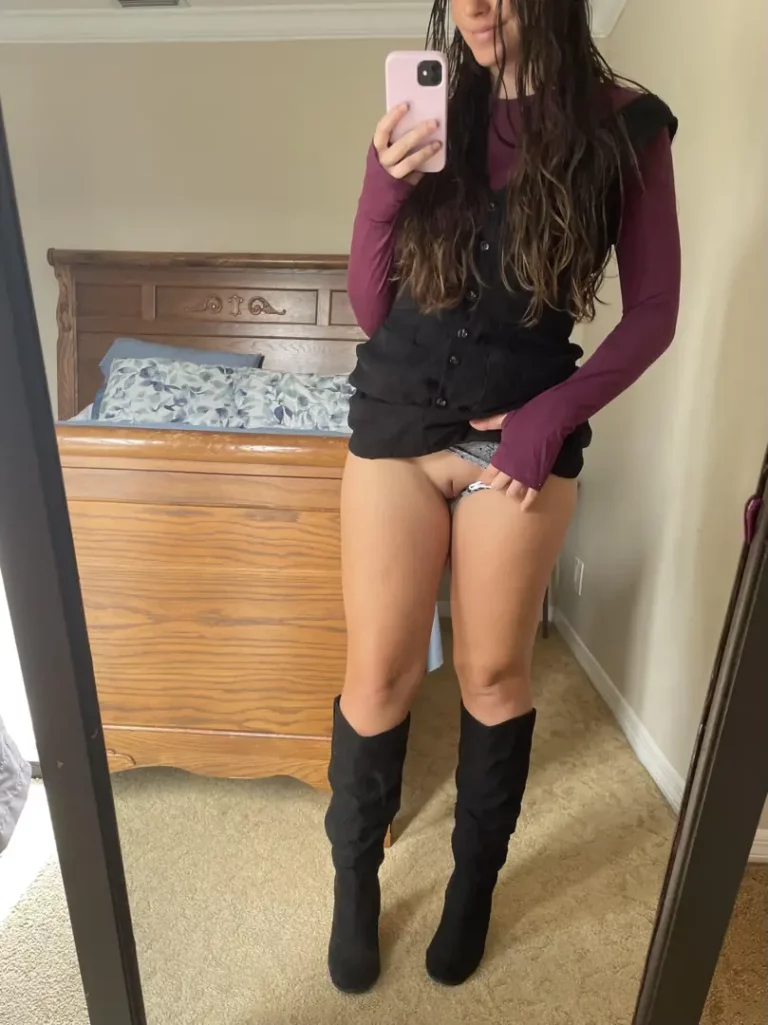 Teasing & Pleasing: Delicious Body, Gorgeous Slit, Here to Please!