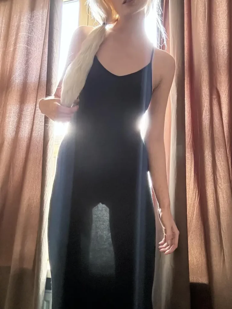 These Sexy Lips & That Amazing View Will Leave You Hungry