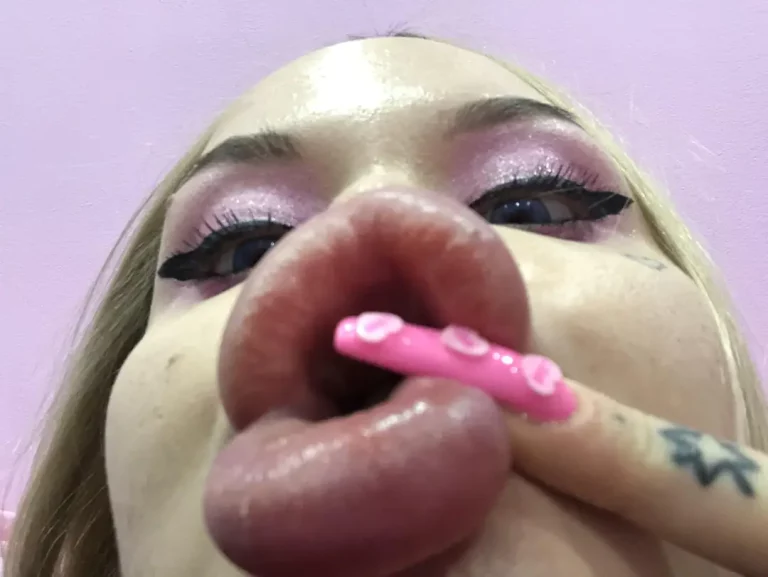 Those Big Wet Lips Deserve a Cock Between Them! 💋😈