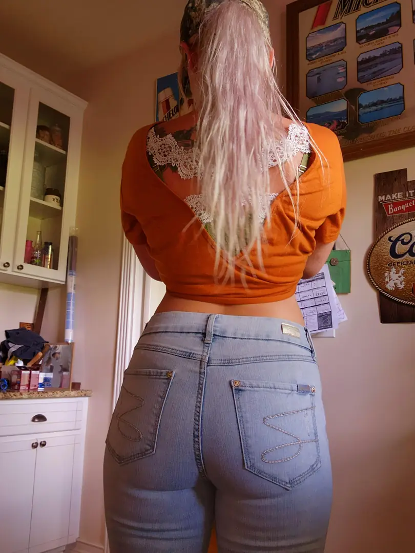 Tight Jeans Perfection: You Make My Weekend Hot 🔥