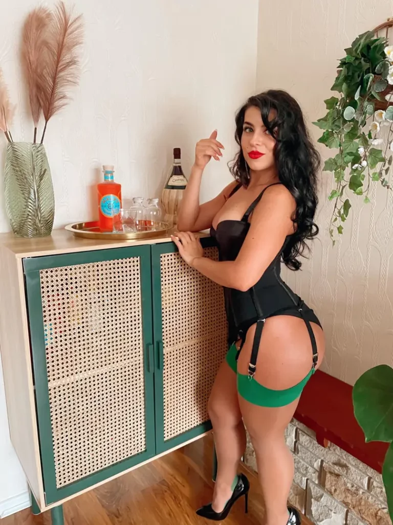 Vintage Tease Reveals Perfect Curves & Heavenly Lips 🤤