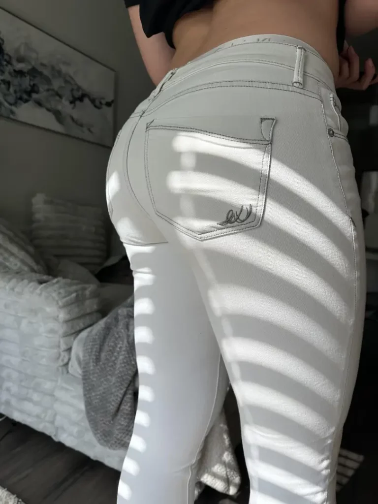White Pants Perfection: Showing Off My Curves & That 🍑