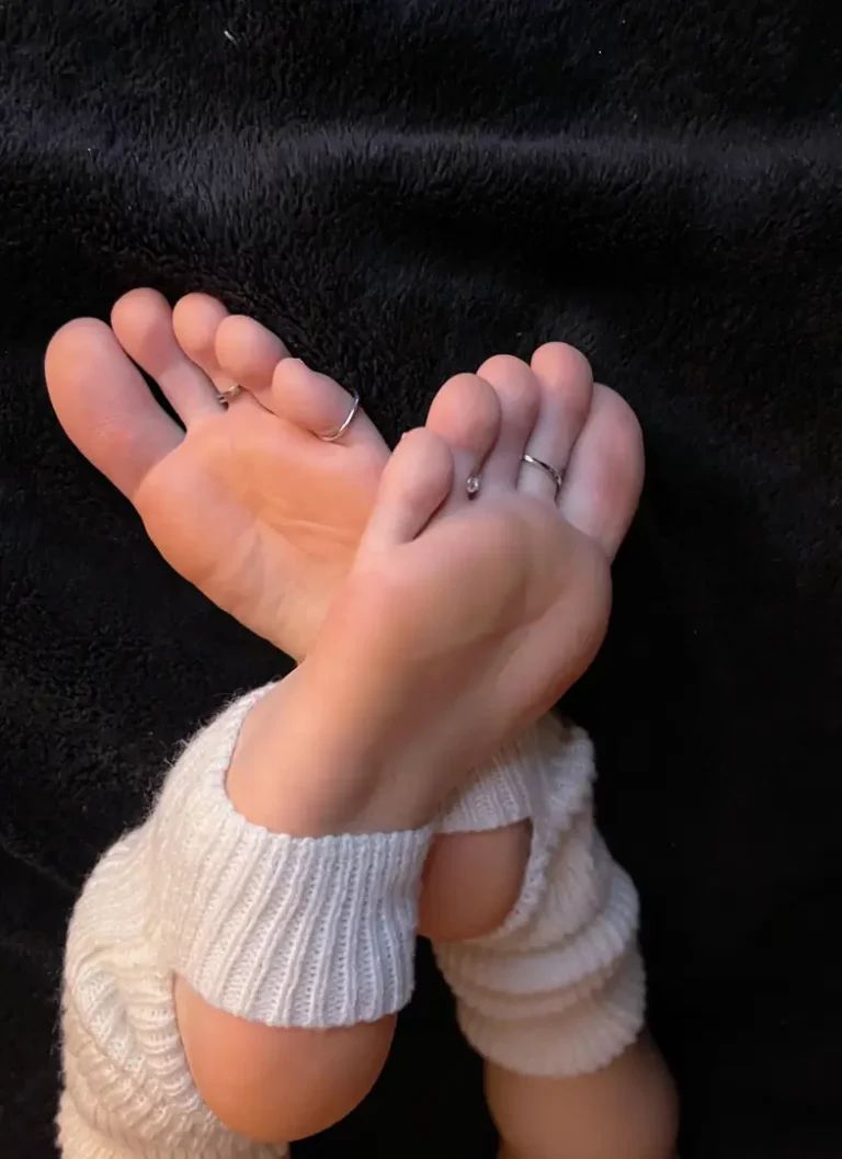 Worship My Irresistible Feet: Leg Warmers, Stirrups & Toe Rings